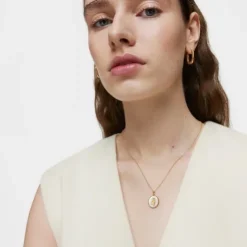 Gold and mother-of-pearl virgin Medallion pendant Devotion