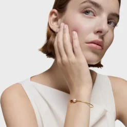 Gold Bangle with rhodolite and cultured pearl Ivette