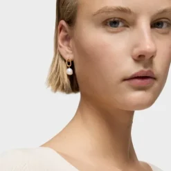 Hold Oval short gold Earrings with cultured pearls