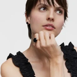 Ring with 18kt gold plating over silver and onyx Cachito Mío