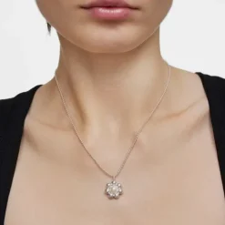 Short silver flower and cultured pearl Necklace Sugar Party
