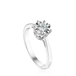 White gold Les Classiques Ring with large Diamond rosette. 0,20ct