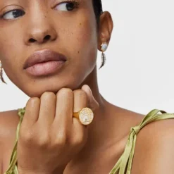 Yunque Openwork Signet ring with 18 kt gold plating over silver and mother-of-pearl